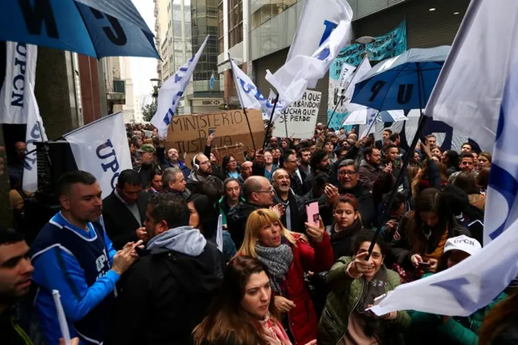 ARGENTINA: grupo se manifesta contra cortes em ministérios / REUTERS | Marcos Brindicci