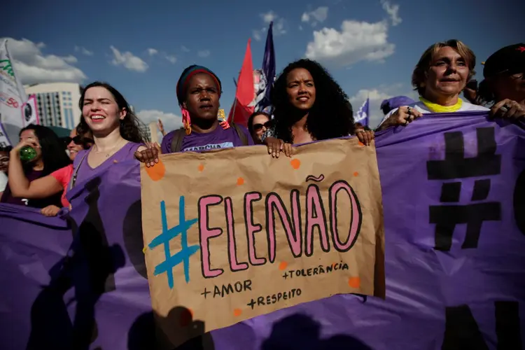 Mulher segura placa com os dizeres "#EleNão": ato é organizado por movimentos de mulheres de distintos segmentos, entre eles Mulheres Unidas contra Bolsonaro (Adriano Machado/Reuters)