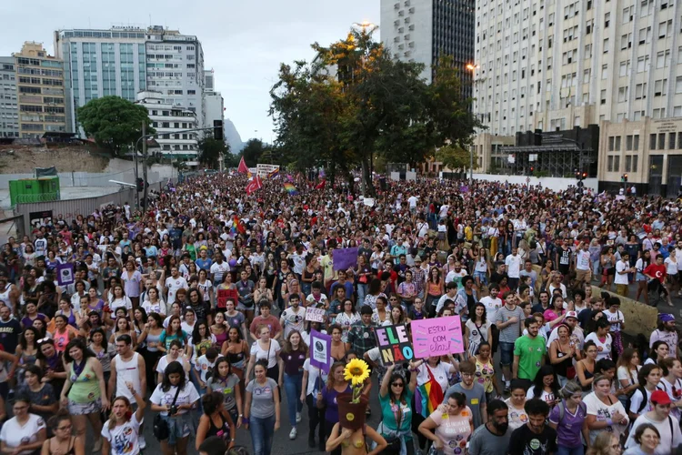 Protesto contra Jair Bolsonaro no Rio de Janeiro antes do primeiro turno das eleições: organizadores programaram locais distintos, embora em algumas situações nas mesmas cidades (Ana Carolina Fernandes/Reuters)