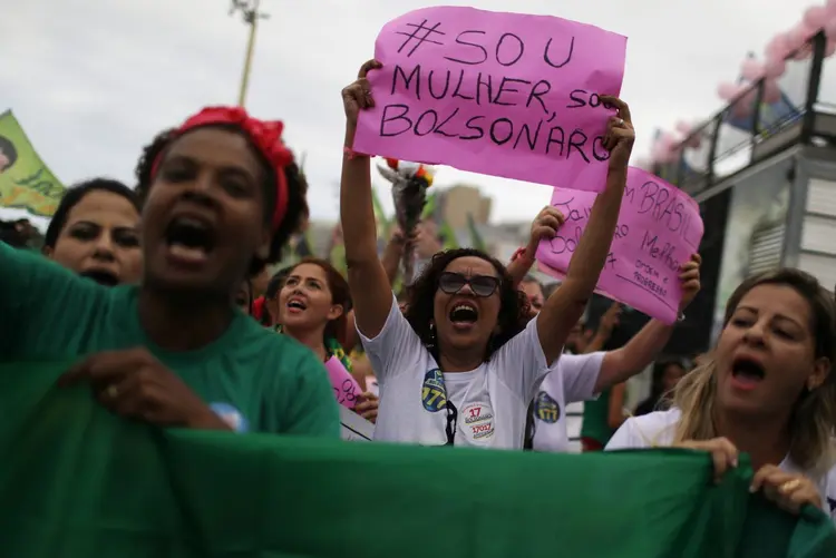 Apoiadores do candidato Jair Bolsonaro fazem ato no Rio de Janeiro: público é formado tanto por mulheres quanto por homens e se espalha por um trecho de cerca de 100 metros (Pilar Olivares/Reuters)