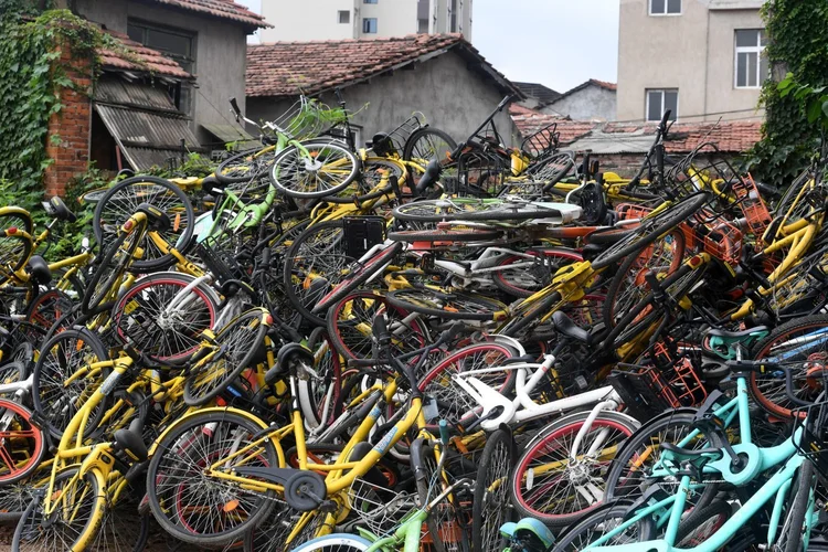 Bicicletas amontoadas em Wuhan: um dos maiores players do setor na China, a Ofo, considera pedir falência (VCG/Getty Images)