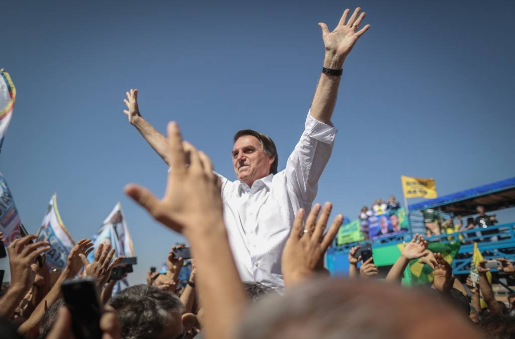 Bolsonaro diz ser garantia da liberdade e da democracia