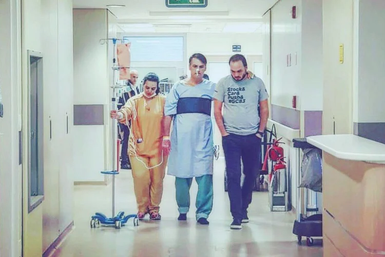 Bolsonaro: Candidato postou foto andando no hospital (Twitter/Reprodução)