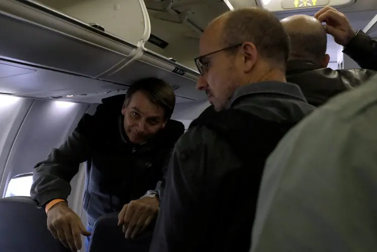 Jair Bolsonaro no avião: ele ficou internado por 22 dias no Hospital Albert Einstein (Leonardo Benassatto/Reuters)