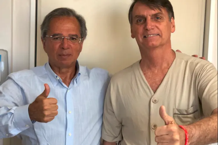 Paulo Guedes e Bolsonaro: Levantamento feito pela Folha mostra que, em dez votações que mudaram o rumo da política econômica brasileira, Bolsonaro votou como o PT seis vezes (Twitter/Reprodução)