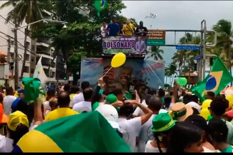 Outdoor do candidato: Neste domingo, 23, centenas de manifestantes se reuniram na Avenida Boa Viagem, na Marcha da Família (youtube/Reprodução)