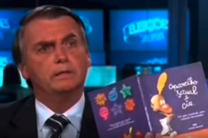 Livro de educação sexual criticado por Bolsonaro volta às livrarias