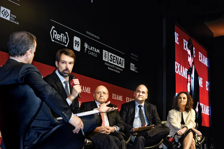 Fernando Schüler, Maílson da Nóbrega, Fernando Borges e Elena Landau durante debate no EXAME Fórum 2018: o próximo presidente deve ter capacidade de articulação com o Congresso para aprovar as reformas — e não se deter diante do risco político (Germano Lüders/Exame)