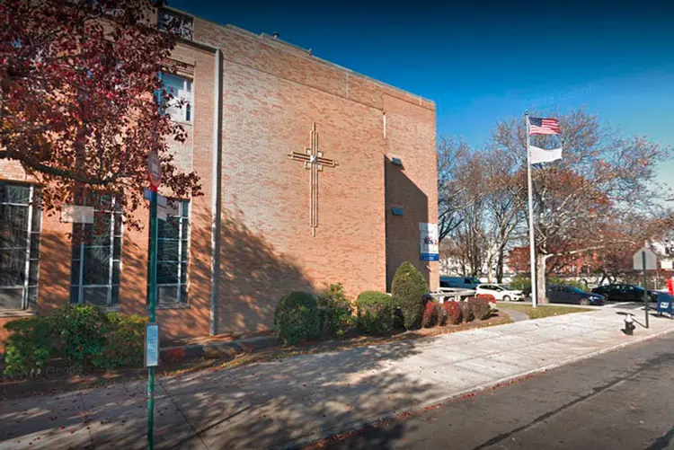 Diocese do Brooklyn, em NY, pagará uma indenização recorde de 27,5 milhões de dólares a quatro meninos abusados ​​sexualmente (Google Street View/Reprodução)