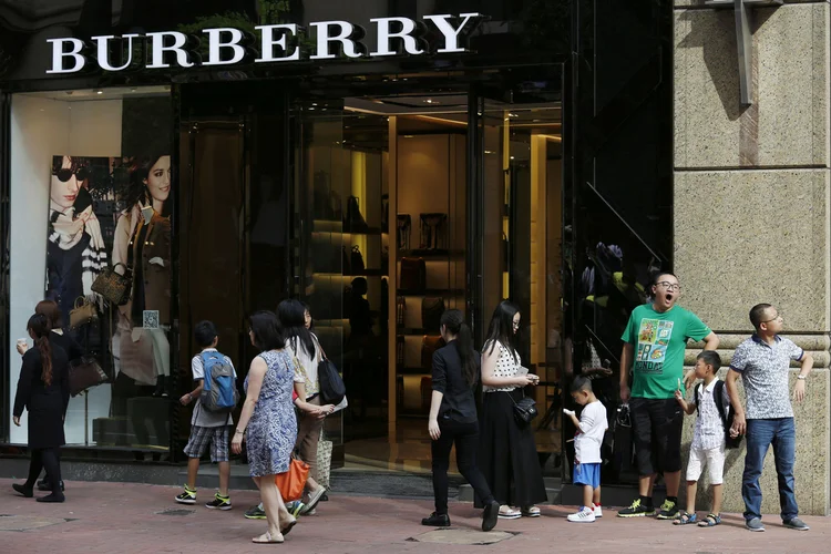 Burbuerry: com mudança, empresa vai deixar de queimar o equivalente a milhões de libras em artigos de luxo (Bobby Yip/Reuters)