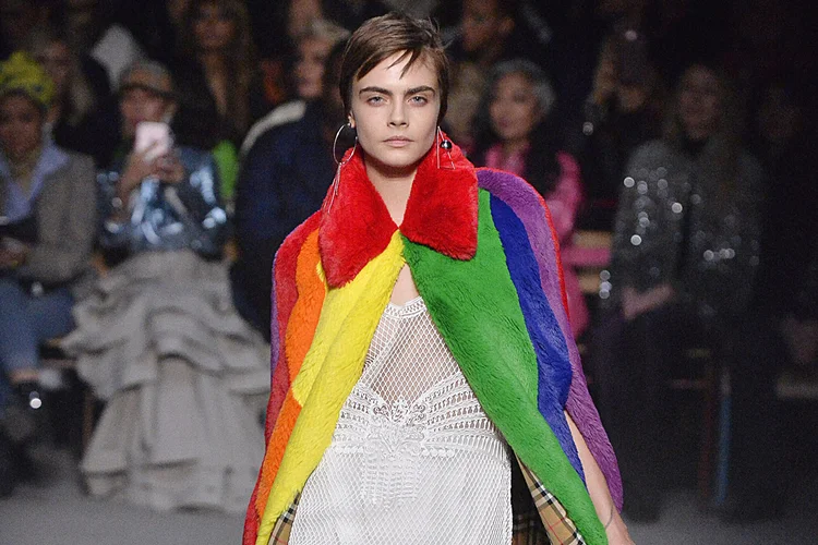 Cara Delevigne desfila para a Burberry na London Fashion Week: grife mudou de direção (Catwalking/Getty Images)