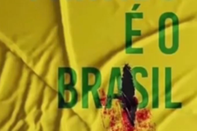 Em vídeo, campanha de Bolsonaro recria camisa com marca de sangue