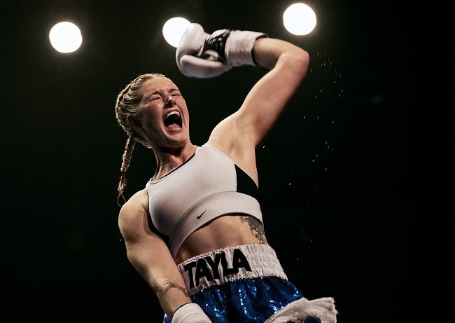 Boxeadora e jogadora de futebol americano Tayla Harris é uma das estrelas (Nike/Divulgação)