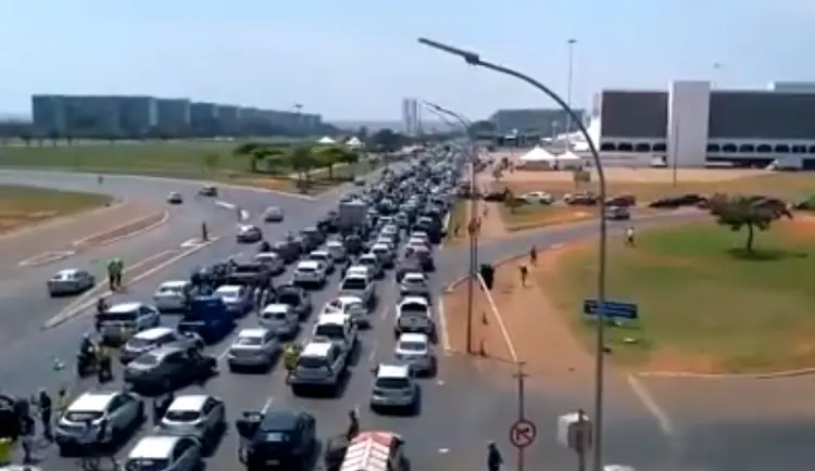 Carreata em prol do presidenciável Jair Bolsonaro (PSL) realizada neste domingo, 39, na Esplanada dos Ministérios (Youtube/Reprodução)