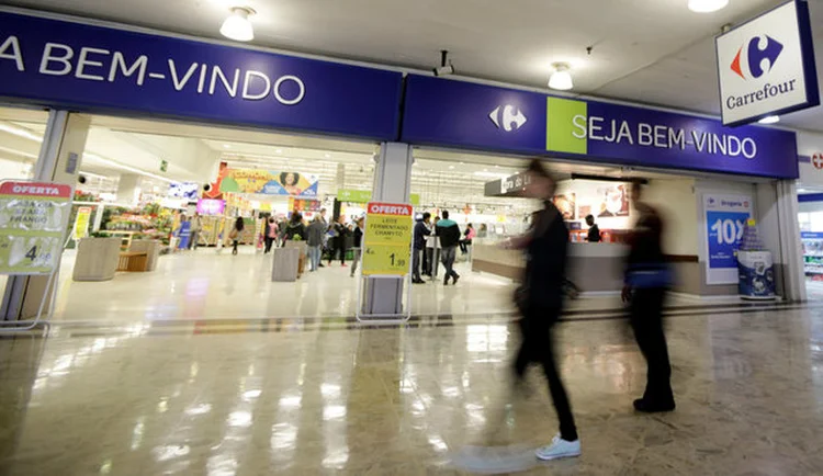 CARREFOUR EM SÃO PAULO: Casino, dono do Pão de Açúcar no Brasil, afirmou na noite de domingo ter recebido uma oferta de fusão do Carrefour, e, numa reunião de seu conselho de administração, ter recusado a investida