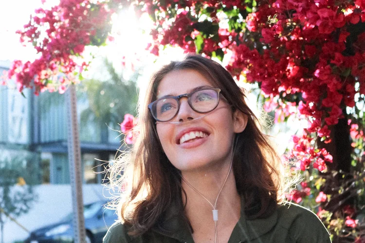 A youtuber Claire Wineland conviveu com a doença desde o seu nascimento (Claire Wineland/ Facebook/Divulgação)