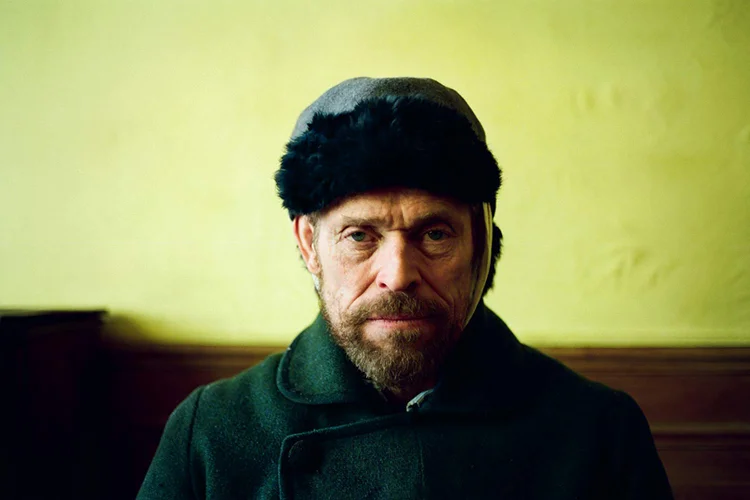 Willem Dafoe, interpretando o gênio da pintura: no filme, o pintor é baleado após uma luta com jovens locais (Riverstone Pictures/Divulgação)