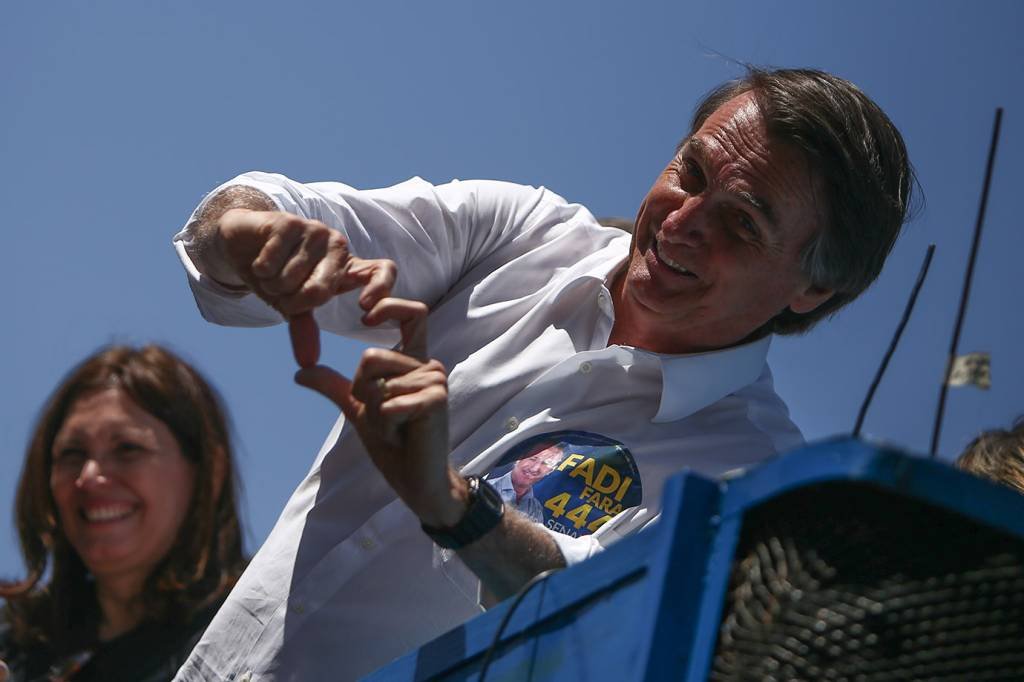 Em transmissão, Bolsonaro faz apelo por voto útil para vencer no 1º turno