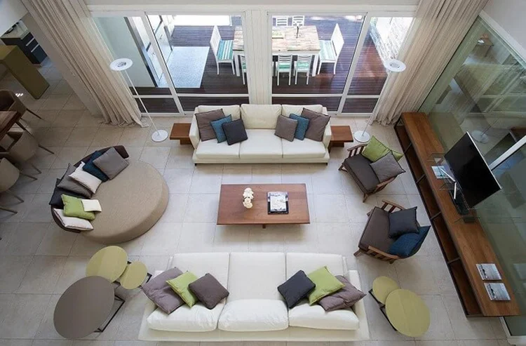 Sala decorada com almofadas: acessórios podem ser usados em ambientes diferentes e é permitido ousar em cores e texturas (Viva Decora/Divulgação)