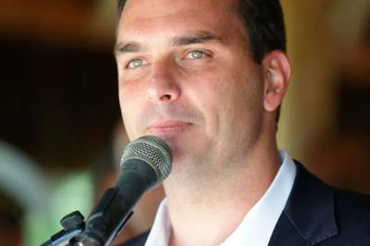 Flávio Bolsonaro: "Ele me garantiu que não há nenhuma ilegalidade nas suas movimentações" (Governo do Estado do Rio de Janeiro/Reprodução)