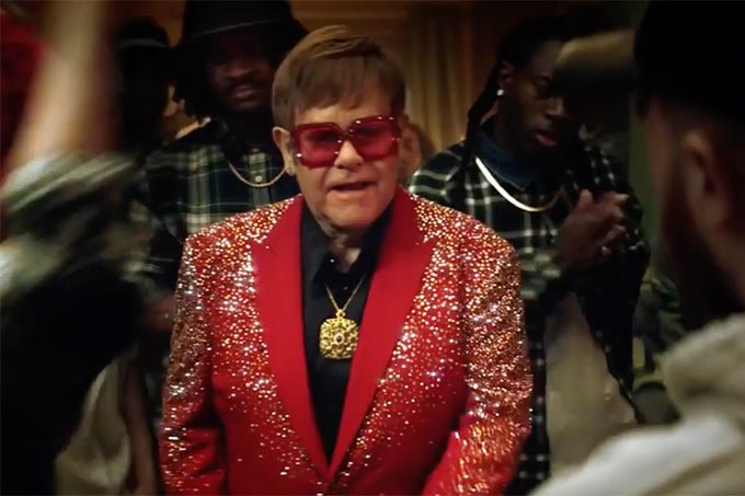 Elton John participa de batalha de rap em campanha da Snickers