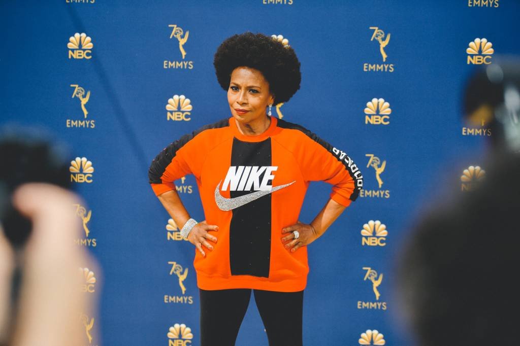 Atriz usa moletom no Emmy em apoio à jogador que luta contra o racismo