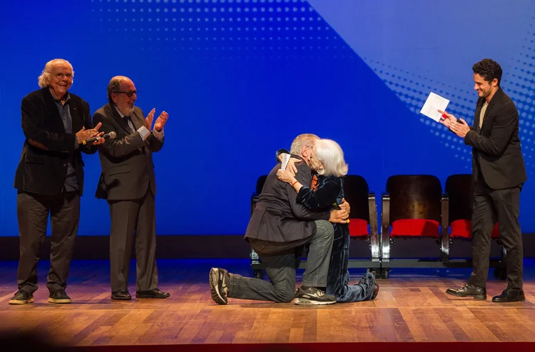 Fernanda Montenegro recebe prêmio de Luiz Carlos Barreto na festa da Academia Brasileira de Cinema: diretor se ajoelhou (Academia Brasileira de Cinema/Divulgação)