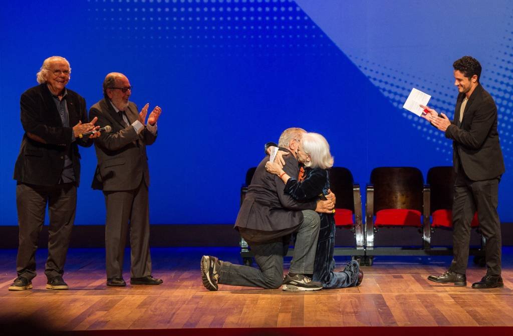 Fernanda Montenegro é premiada na festa da Academia Brasileira de Cinema