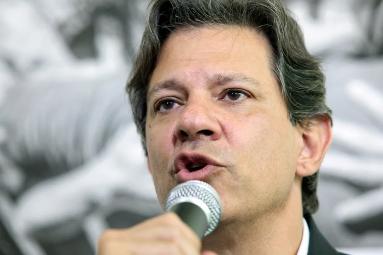 Fernando Haddad tratou com ironia o caso do ex-assessor do deputado estadual e senador eleito Flávio Bolsonaro (Patricia Monteiro/Bloomberg)