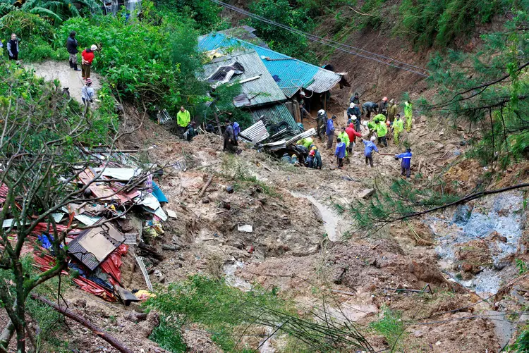 Resgate procura por três moradores em área de deslizamento após passagem do furacão Mangkhut em Baguio, nas Filipinas (Harley Palangchao/Reuters)