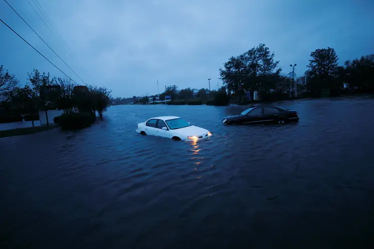Carro submerso em Wilmington, na Carolina do Norte, após passagem do furacão Florence (Jonathan Drake/Reuters)