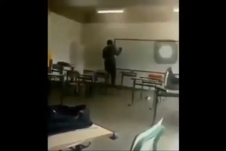 Vídeo mostra momento em que professor é agredido e humilhado por alunos da rede Ciep, no Rio de Janeiro (YouTube/Reprodução)