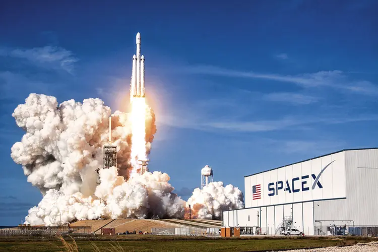 Foguete da SpaceX: empresa irá anunciar quem é o primeiro turista espacial, que será levado a uma viagem à órbita da Lua | Divulgação /  (SpaceX/Divulgação)