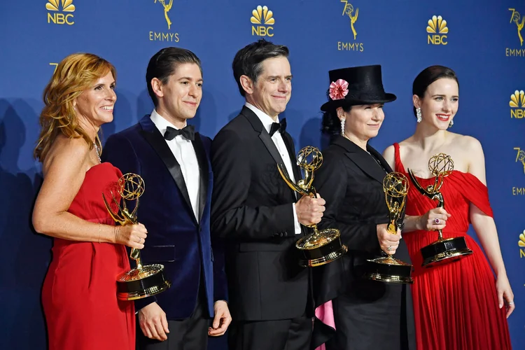 Elenco da série: em seu discurso de agradecimento, Rachel Brosnahan pediu que os cidadãos americanos se registrem para votar nas eleições (Frazer Harrison/Getty Images)