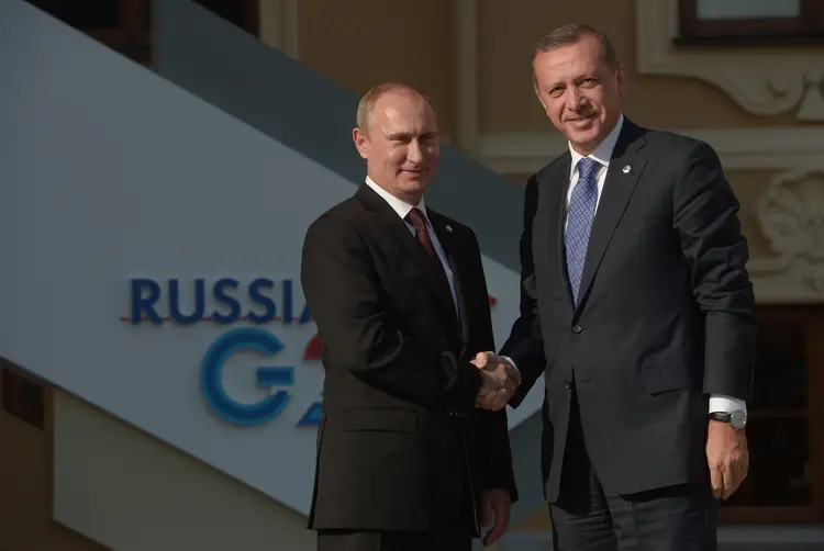 Putin e Erdogan: grande parte dos combatentes e suas famílias foi conduzida a Idlib graças a acordos dos quais participaram Rússia e Turquia (Guneev Sergey/Getty Images)