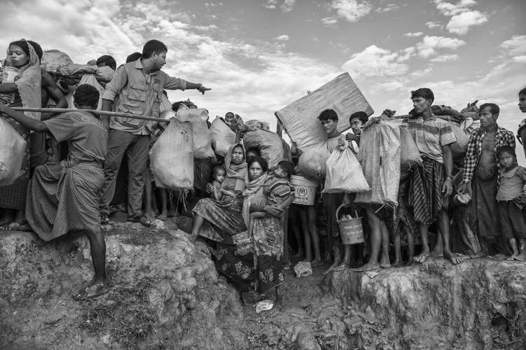 Rohingyas deixando Mianmar e migrando para Bangladesh  (Kevin Frayer/Getty Images)