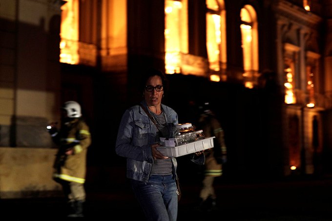 Tristeza e descrença entre quem acompanha incêndio no museu