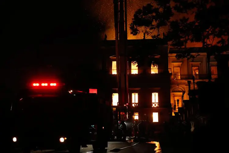 Chamas destroem Museu Nacional na Quinta da Boa Vista. (Tânia Rego/Agência Brasil)