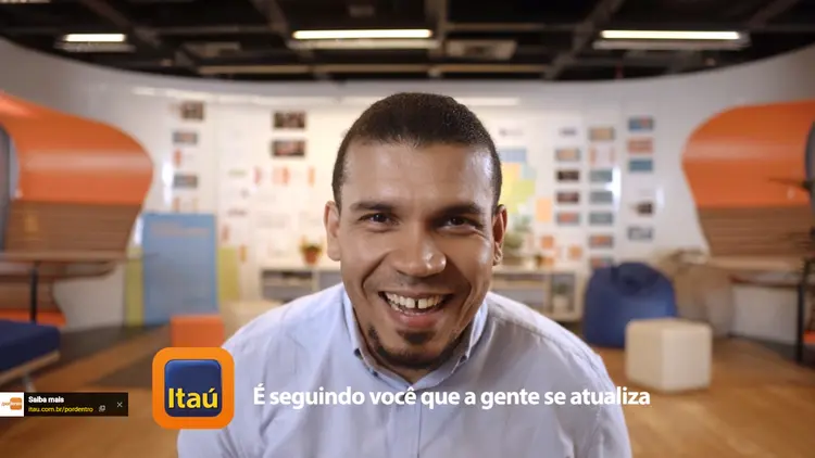 Funcionários do Itaú respondem comentários dos clientes nas redes sociais  (Itaú/Reprodução)