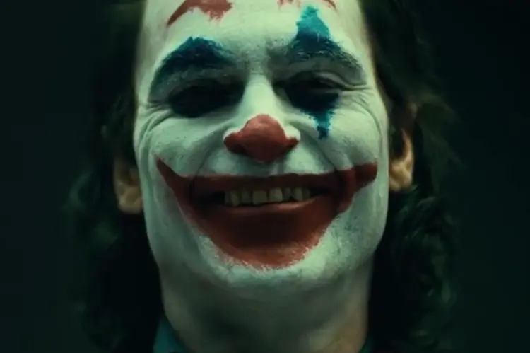 Coringa: maquiagem mais tradicional de palhaço parece ser a pegada do vilão que será interpretado por Joaquin Phoenix (DC Universe/Reprodução)