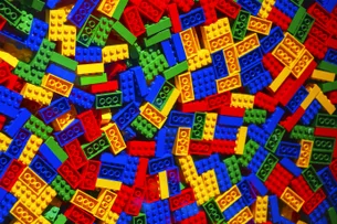 Para aliviar estresse dos funcionários, esta empresa investiu em algo inusitado: legos