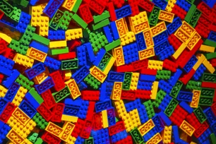 Imagem referente à matéria: Para aliviar estresse dos funcionários, esta empresa investiu em algo inusitado: legos
