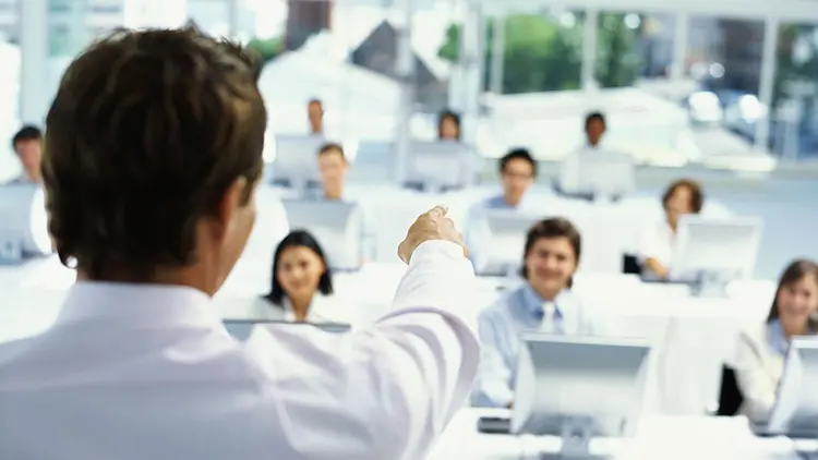 rear view of a businessman training business executives at a seminar (foto/Thinkstock)