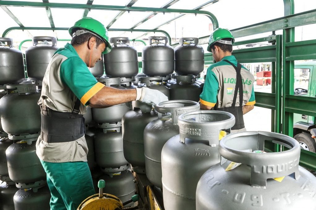 Petrobras deve receber ofertas pela Liquigás nesta sexta