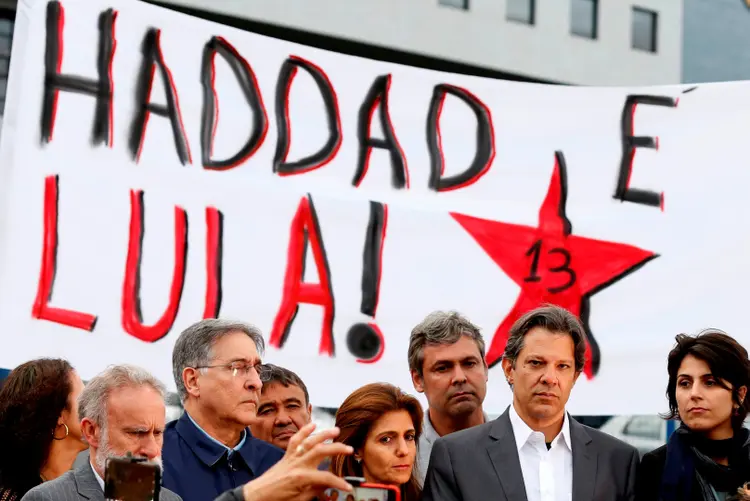 Haddad, com apoiadores e Manoela D'Ávila (D) em Curitiba (Rodolfo Buhrer/Reuters)