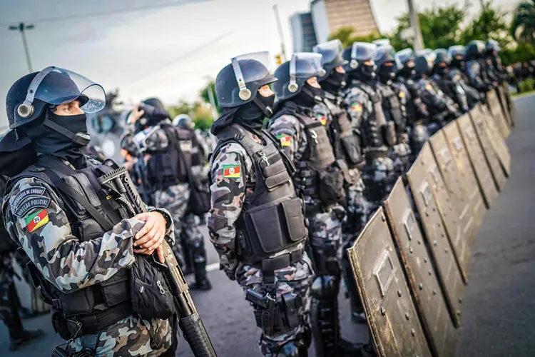 Polícia gaúcha: uma “vaquinha” de empresários para aquisição de armas animou as tropas e ajudoua derrubar a criminalidade | Jefferson Bernardes/AFP Photo / 