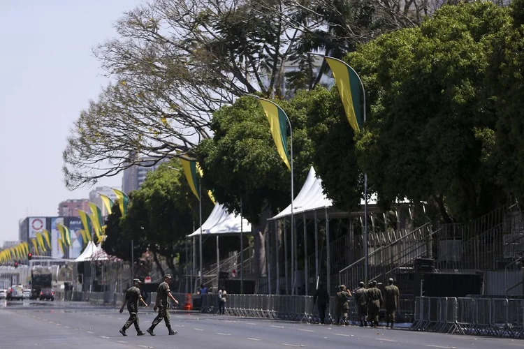 Preparativos finais para o desfile de 7 de Setembro, na Esplanada dos Ministérios. (Marcelo Camargo/Agência Brasil)