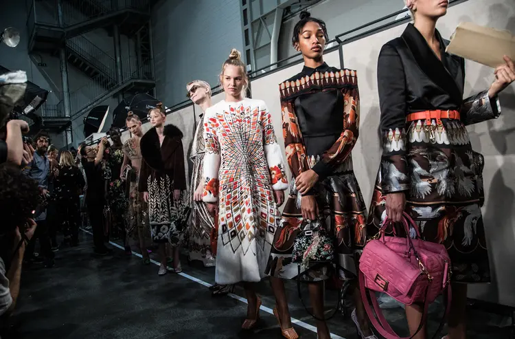 Bastidores do desfile da Fendi: camisetas e bolsas com o logotipo da Fendi/Fila se transformaram em peça-fetiche (Vittorio Zunino Celotto/Getty Images)