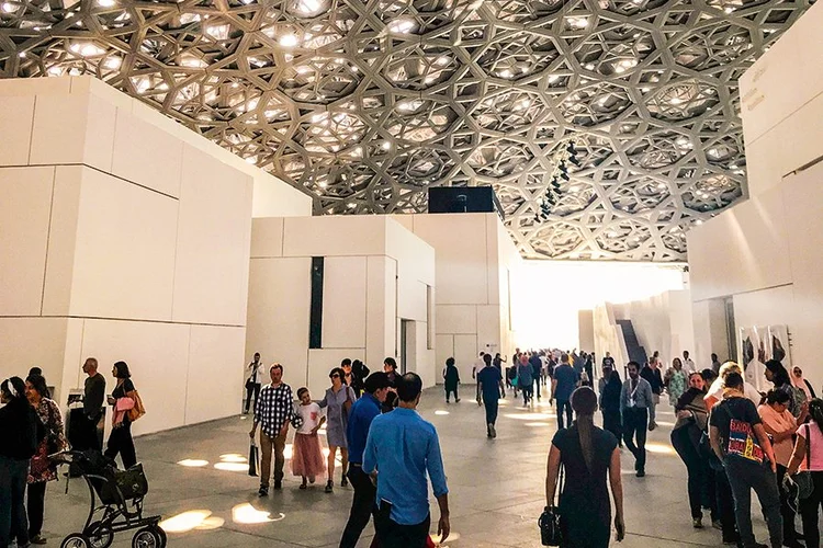 Louvre de Abu Dhabi: 50 milhões de euros ao Louvre a cada cinco anos | Images and Stories/AGB Photo / 