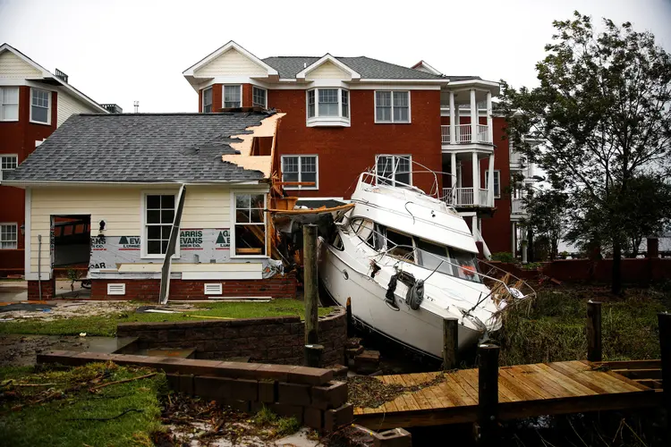 Navio em jardim após passagem do furacão Florence em New Bern, na Carolina do Norte (Eduardo Munoz/Reuters)